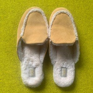 UGG Women's Lane Slipper in Sunflower (yellow) - Size 9 Never Worn!